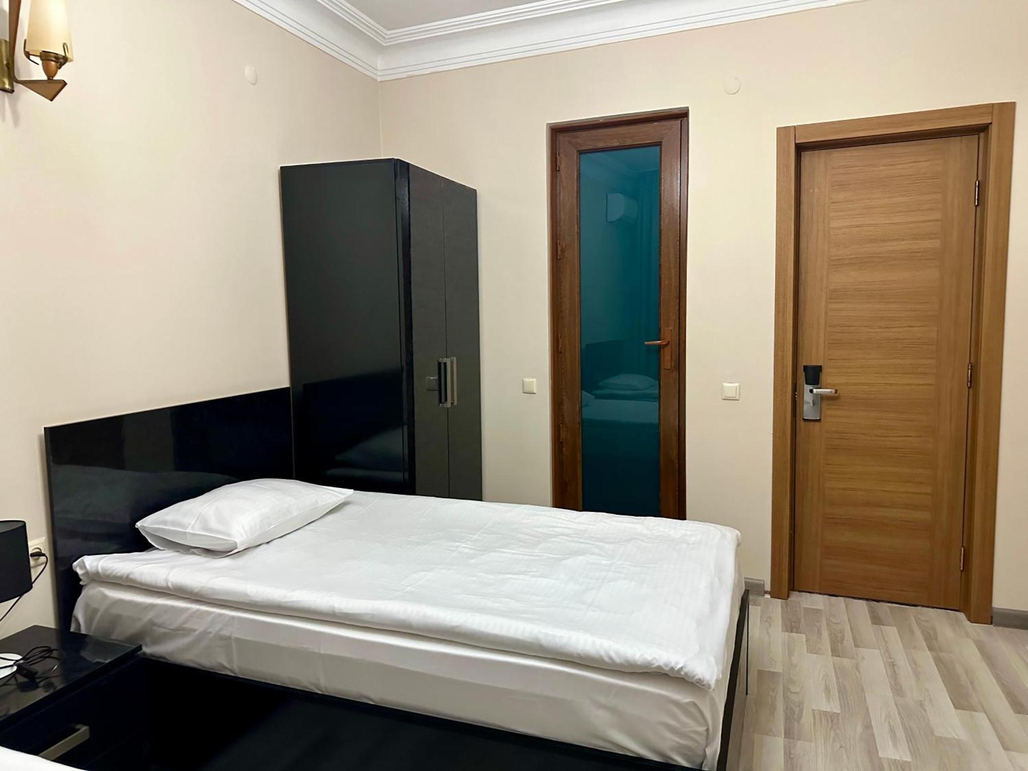 Hotel Tsereteli Batumi Exterior photo